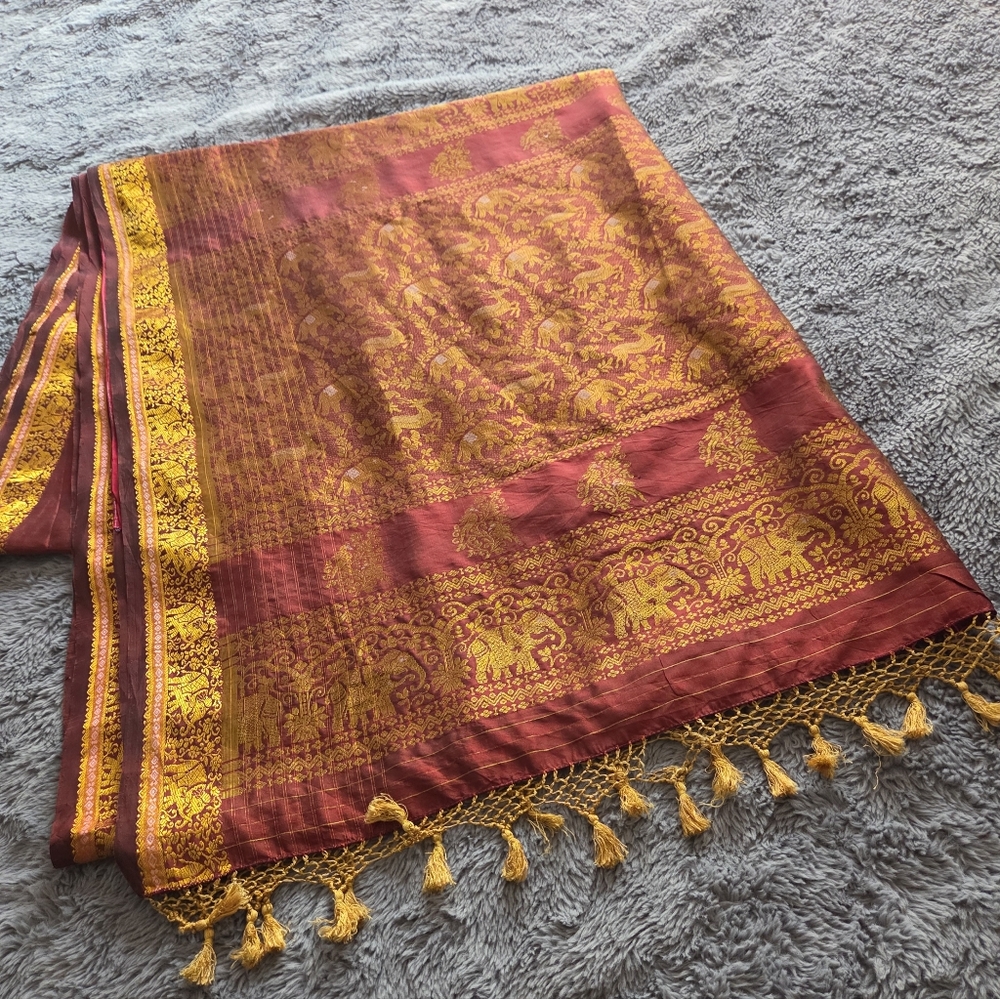 Elegant Red And Gold Sari - image 7